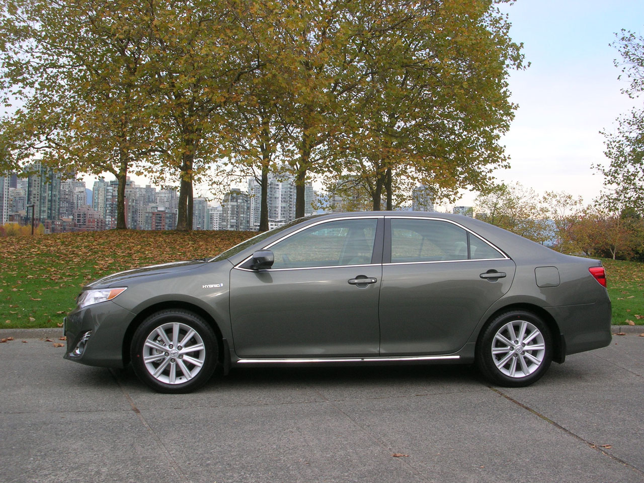 2014 toyota camry hybrid review